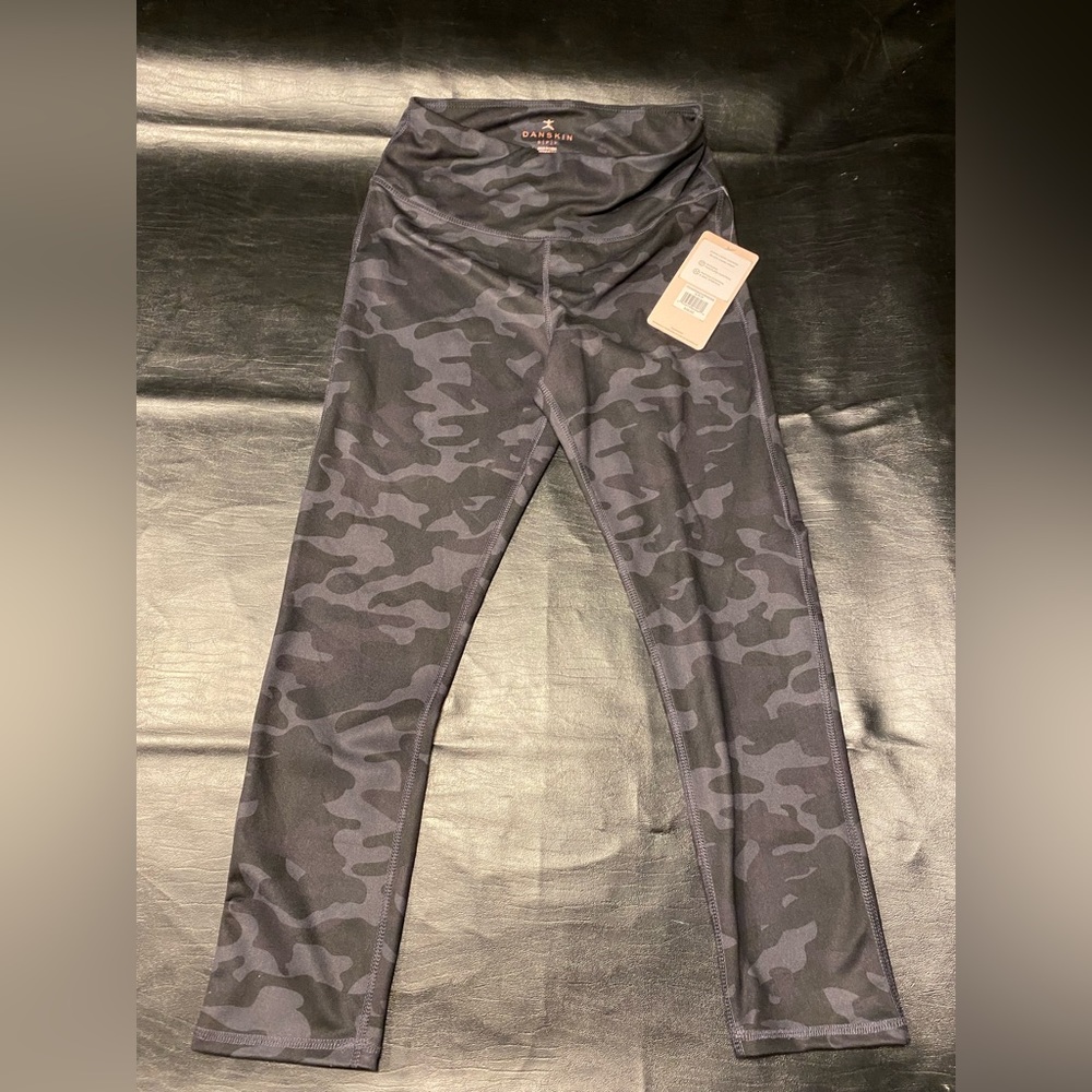 Danskin Camo Capri Leggings — NEW WITH TAG
Color: Black Camo Print
Sizing: S